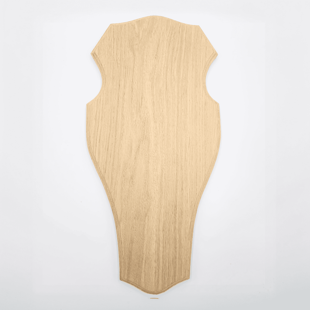 Trophäenschild Hirsch auf weißem Hintergrund.