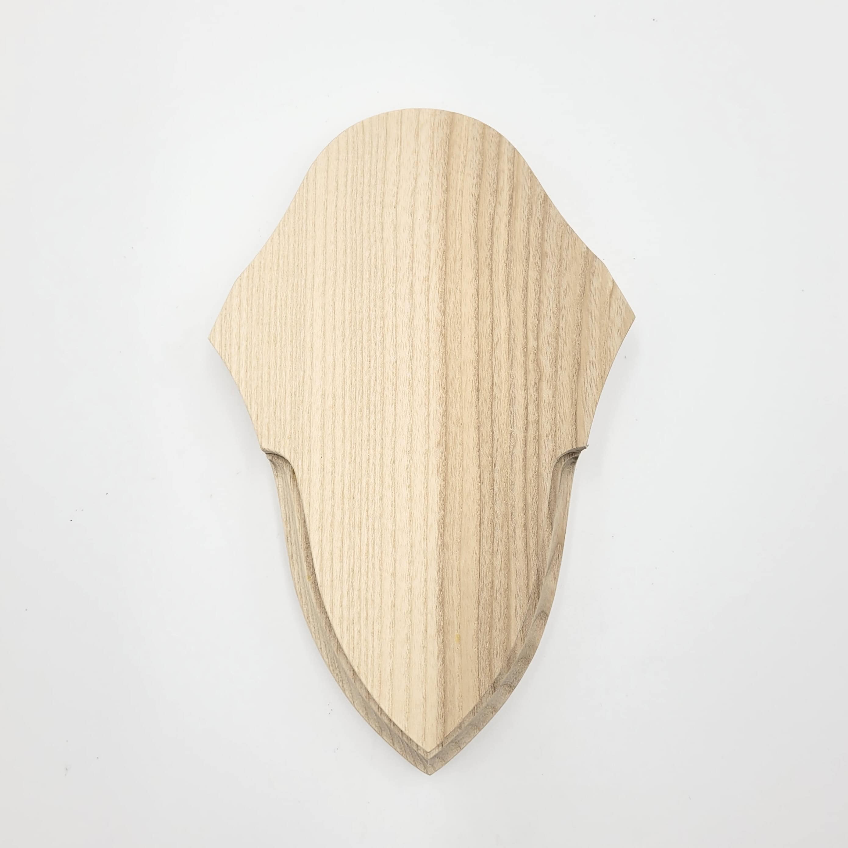 Trophäenschild Gämse: eine schildförmige Holztafel auf weißem Hintergrund.