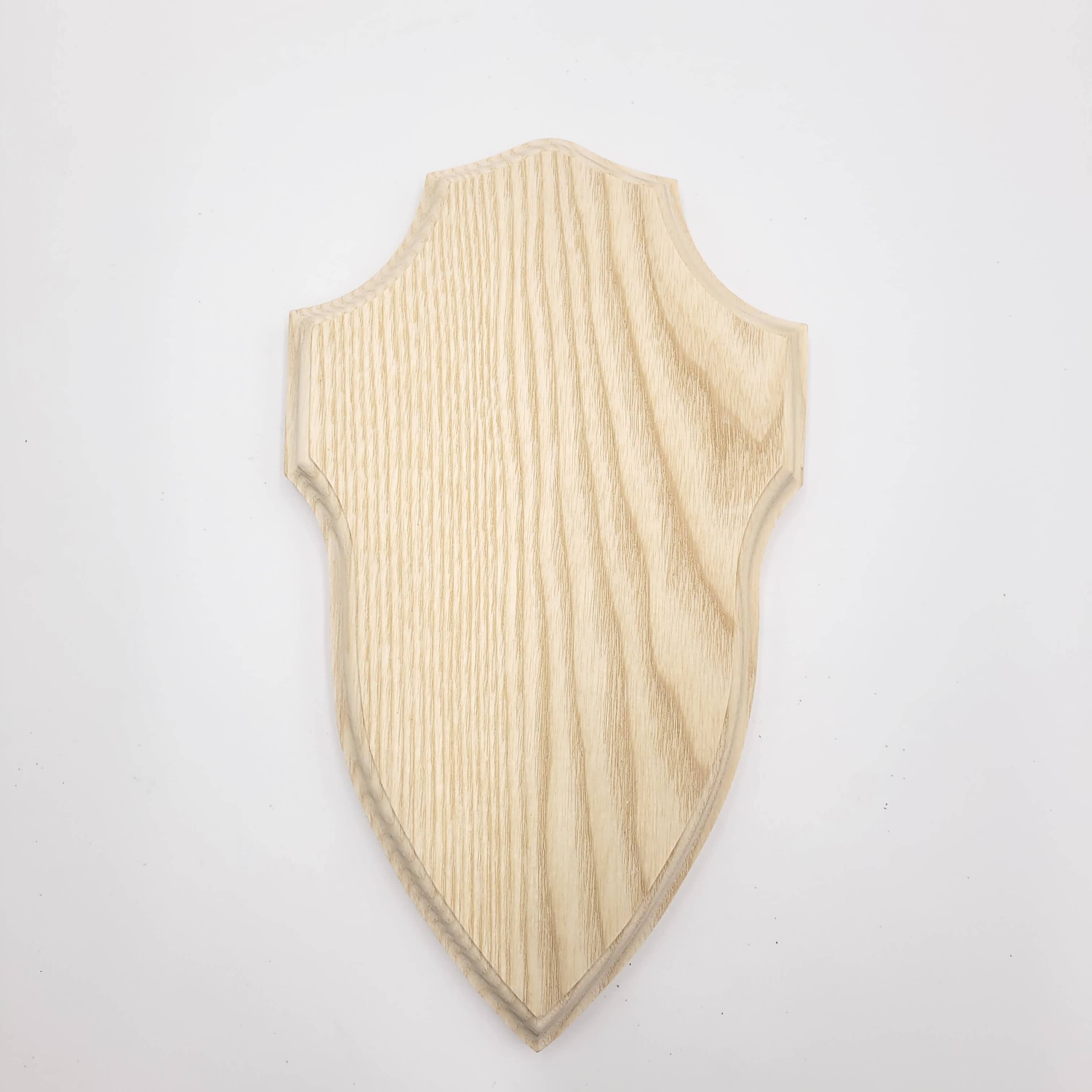 Trophäenschild Reh auf weißem Hintergrund.