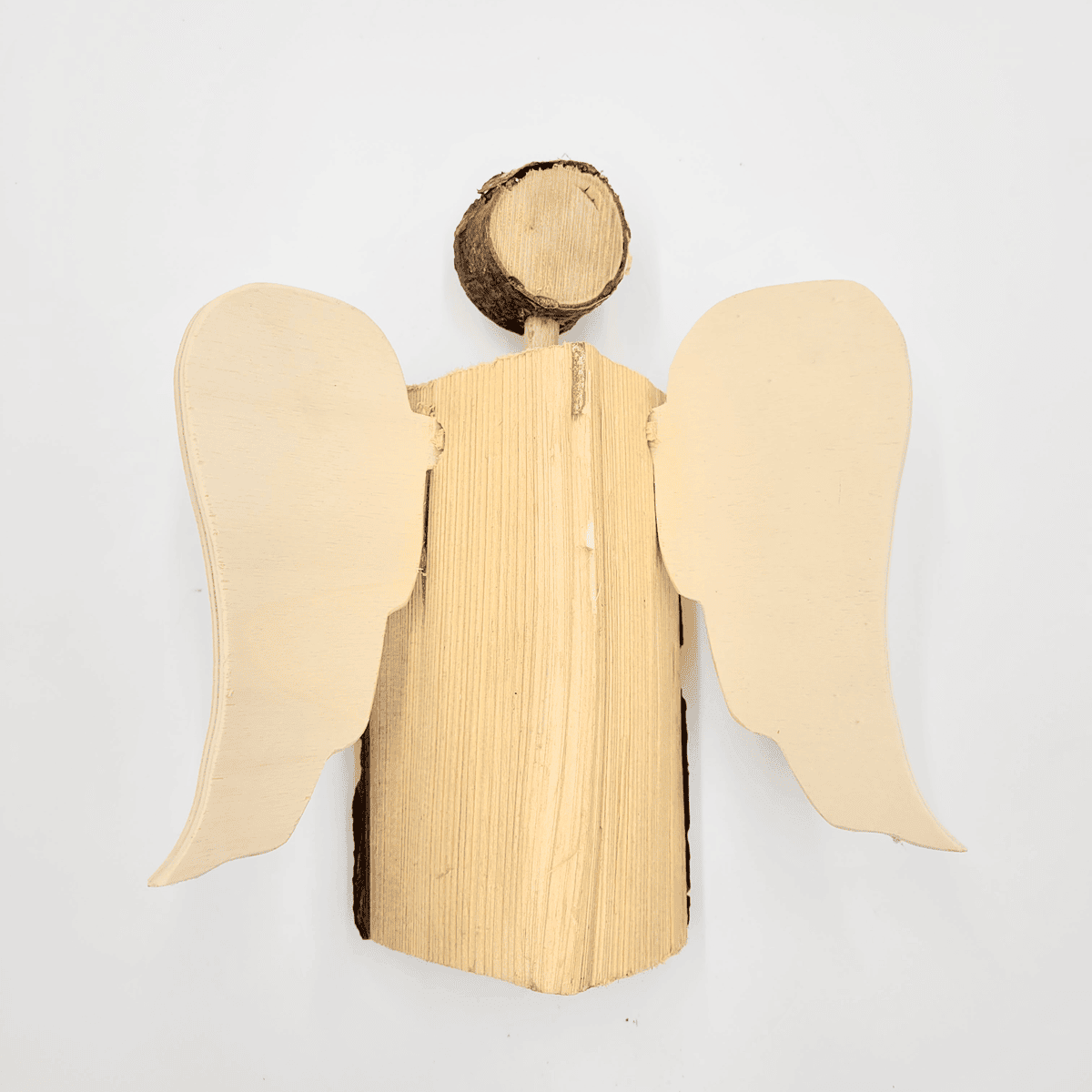 Engel-Holzfigur mit aufwendig geschnitzten Flügeln vor weißem Hintergrund.