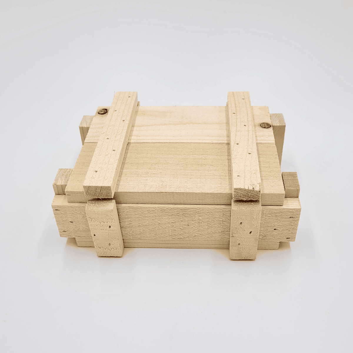 Die Holzkiste ist eine kleine Holzkiste mit einem einfachen, unfertigen Design auf weißem Hintergrund.
