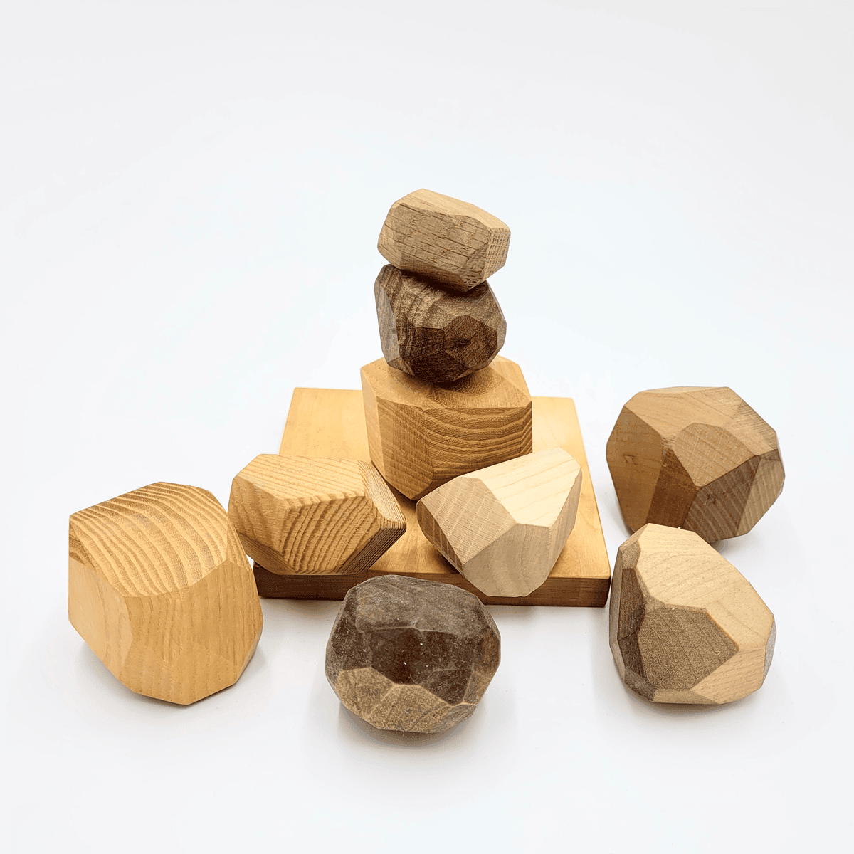 Die anderen Holzklötze sind auf einer Holzplattform gestapelt, umgeben von ähnlichen Formen auf weißem Hintergrund.