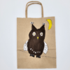 Bemalte Papiertasche mit einer handgemalten Eule und einem Halbmond auf braunem Papier.