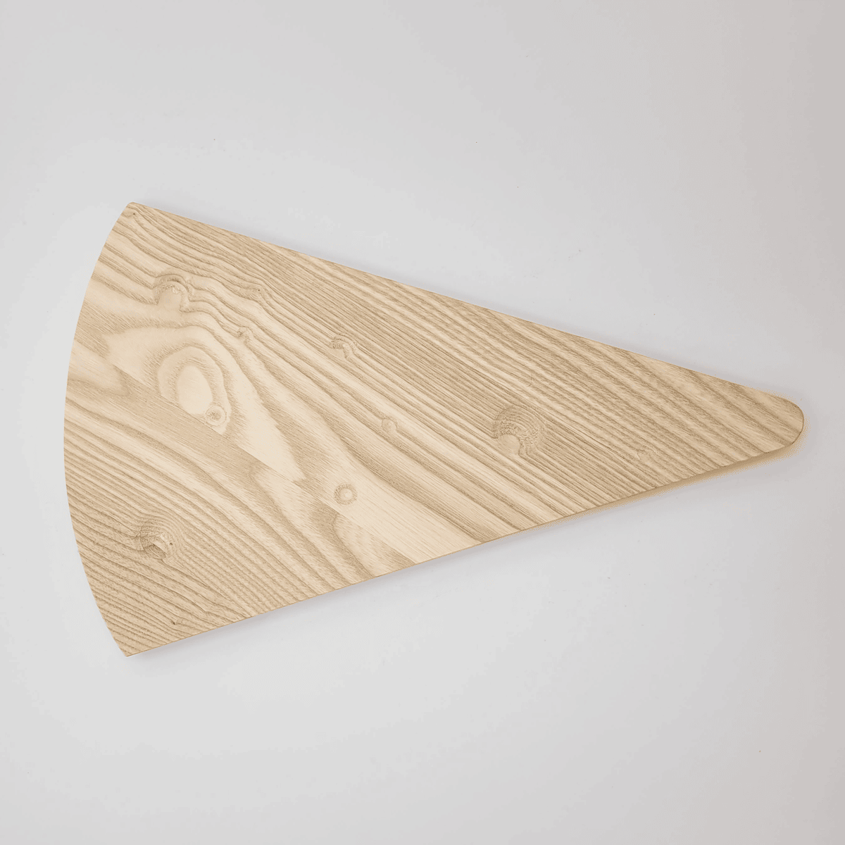 Das Schneidebrett Käse ist ein Holzbrett im Design eines Pizzastücks mit einer hellen Holzmaserung auf weißem Hintergrund.