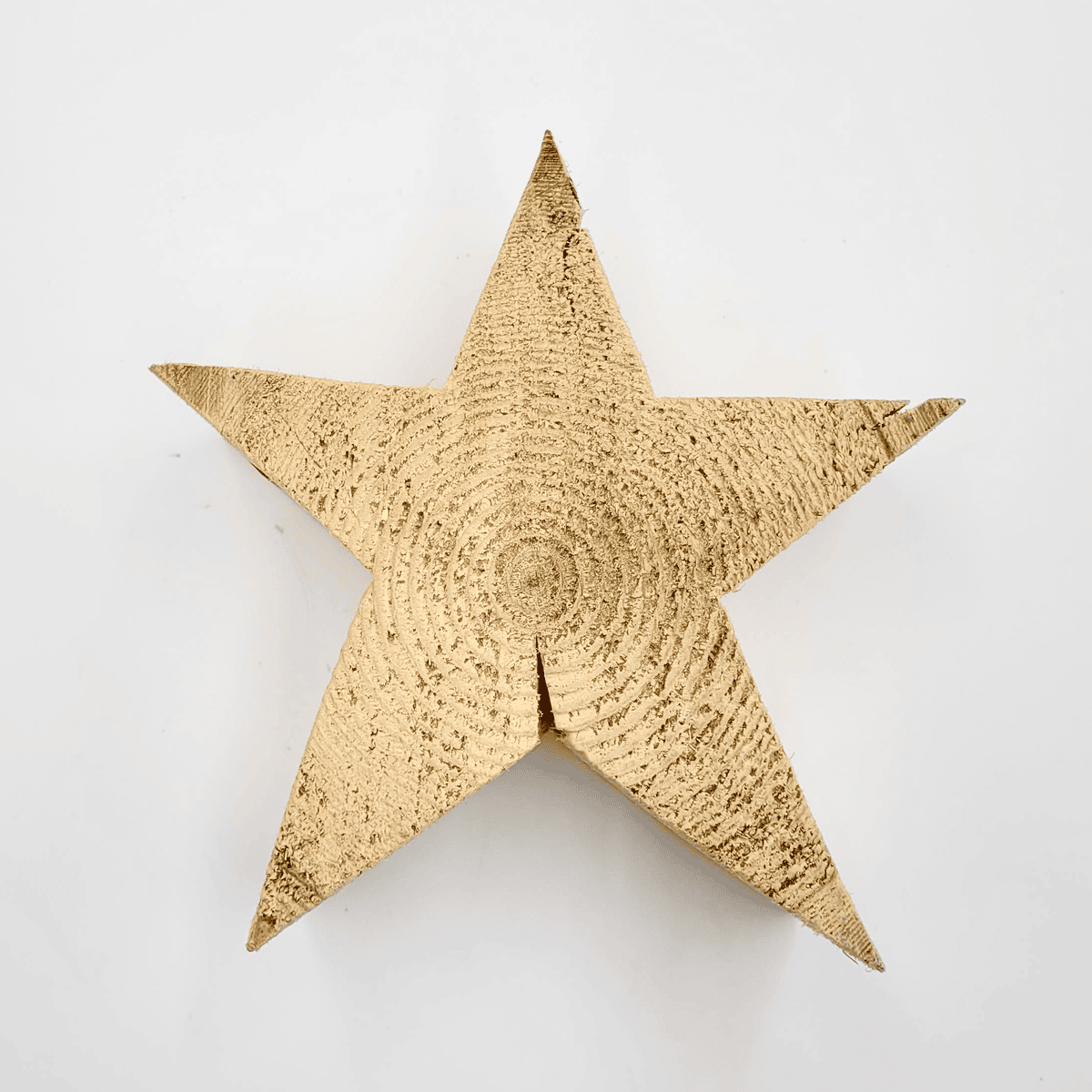 Ein Produkt namens Stern zeigt einen strukturierten goldenen Stern vor einem schlichten weißen Hintergrund.