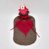 Eine Wärmflasche von Bettflasche mit Filzhülle im roten Design mit brauner Hülle, verziert mit einem großen roten Herz und einer Schleife am Hals.
